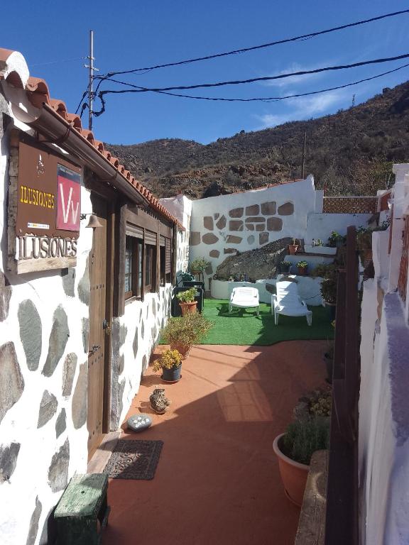 ein Innenhof eines Gebäudes mit einem Schild darauf in der Unterkunft Ilusiones in Tejeda