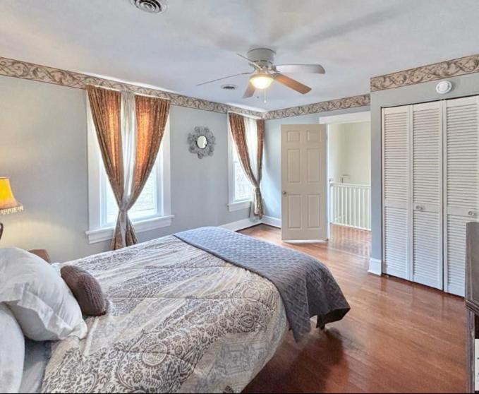 Postel nebo postele na pokoji v ubytování The Honey Home