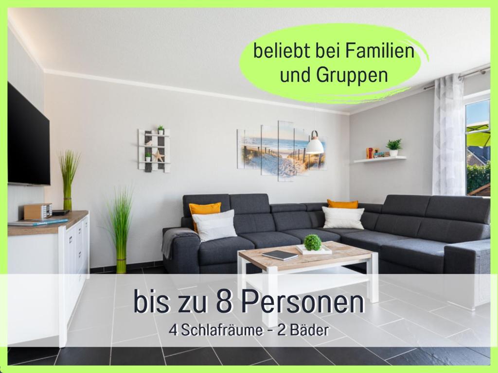 ein Wohnzimmer mit Sofa und Tisch in der Unterkunft Komfortables Ferienhaus Strandzauber auf Fehmarn für 8 Personen mit 4 Schlafzimmern und 2 Bädern in Fehmarn