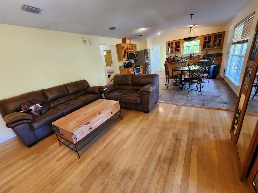 een woonkamer met een bank en een tafel bij Sister River Retreat in Vernon