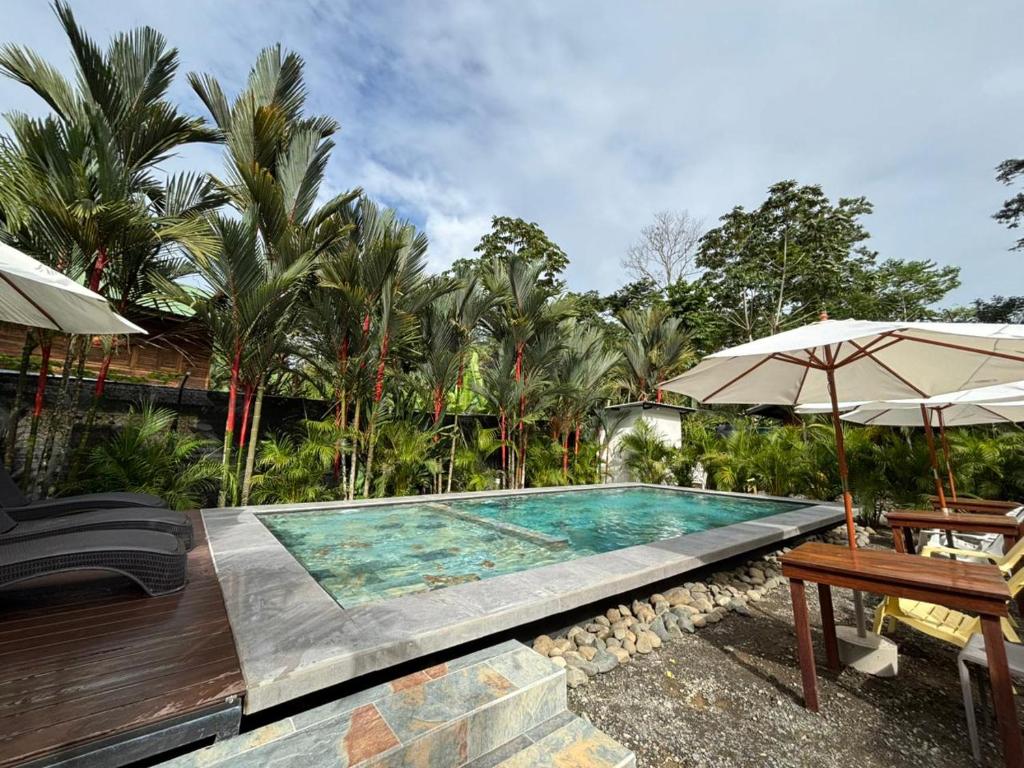 Piscina de la sau aproape de Hotel Mauka Boutique Villas