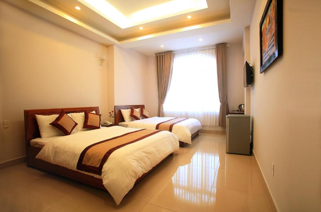 Giường trong phòng chung tại Ngoc Trai Vang Hotel