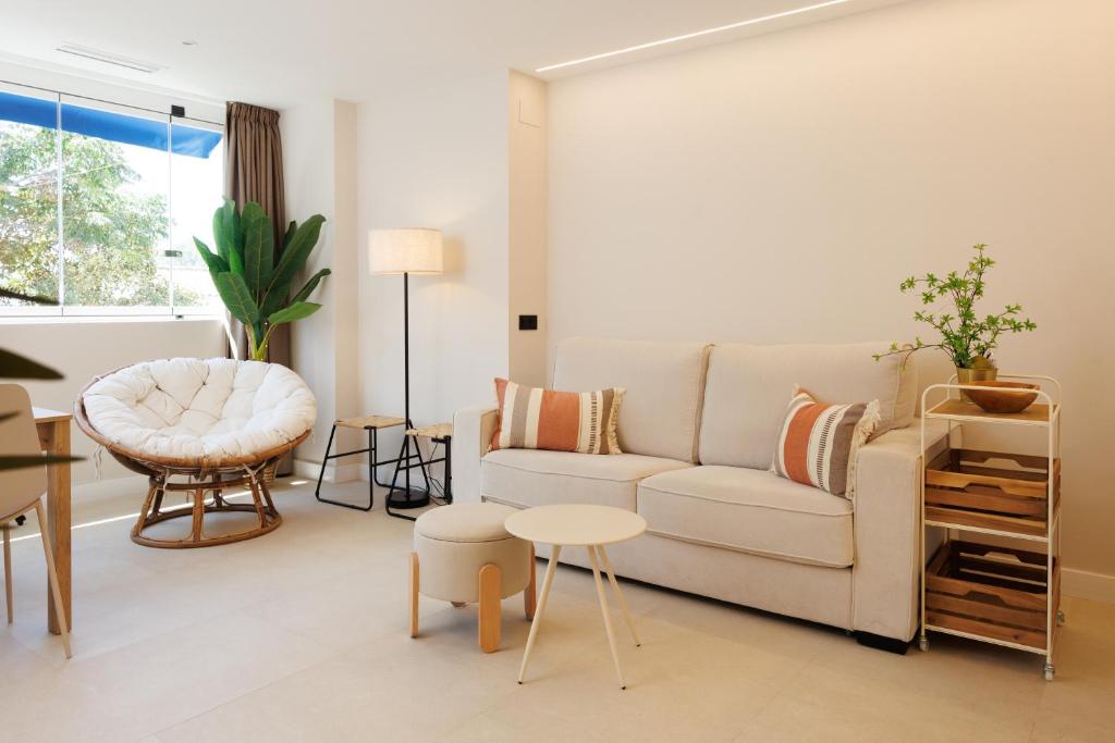 MARBELLA BANUS SUITES - Banús - Medina Garden - Brand New 1BR - 2BA - Bright & Modern - Pool - Steps from Puerto Banús Marina - Walk to El Corte Ing Luxury Shopping Mall