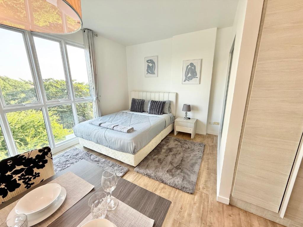 Ένα ή περισσότερα κρεβάτια σε δωμάτιο στο BEACHSIDE Studio in Neo Sea View Condo