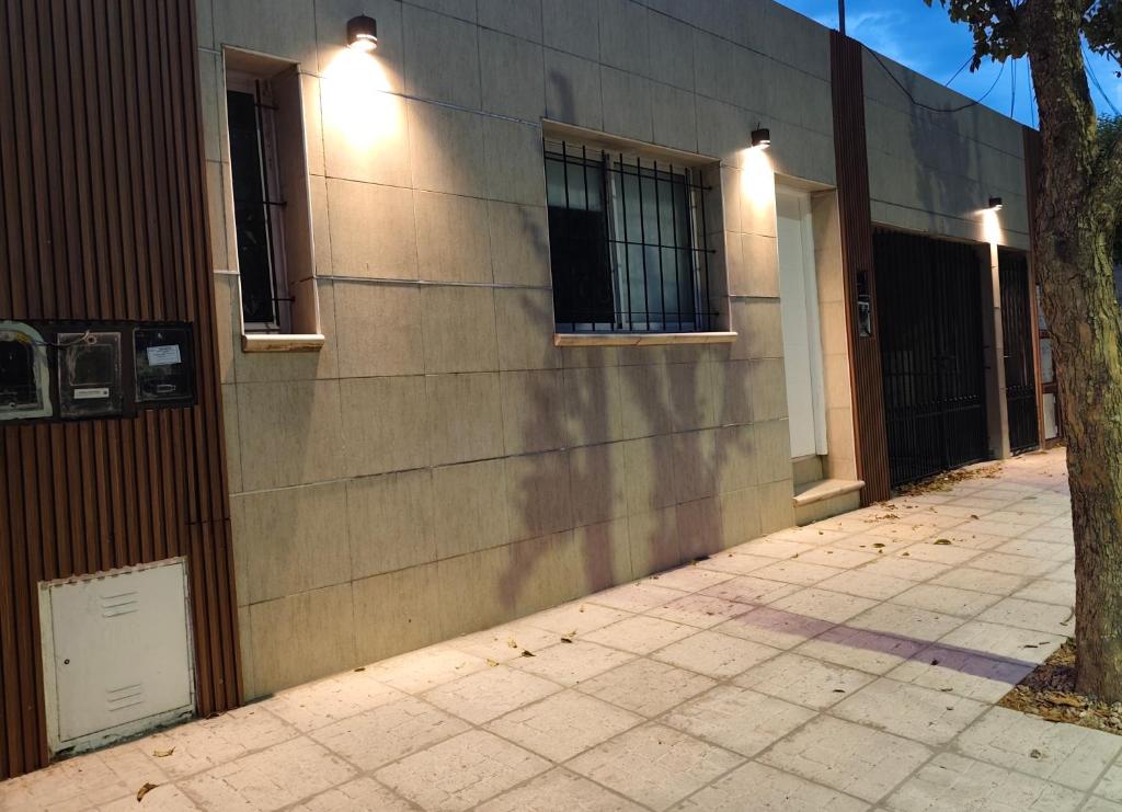 ein Gebäude mit Lichtern an der Seite in der Unterkunft Departamentos Negretti in Junín