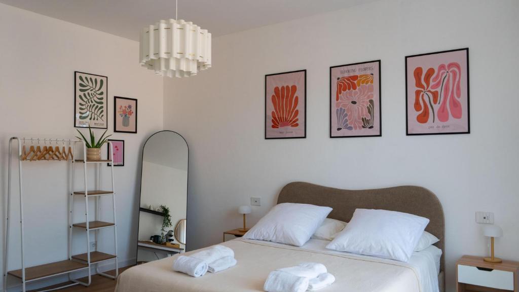 une chambre avec un lit avec deux serviettes dessus dans l'établissement White Noise Como, à Côme