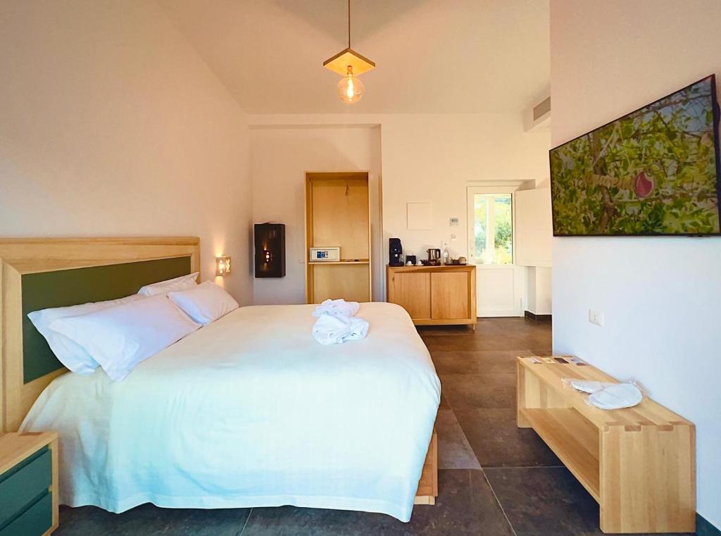 Postel nebo postele na pokoji v ubytování L'Amarena Garden House