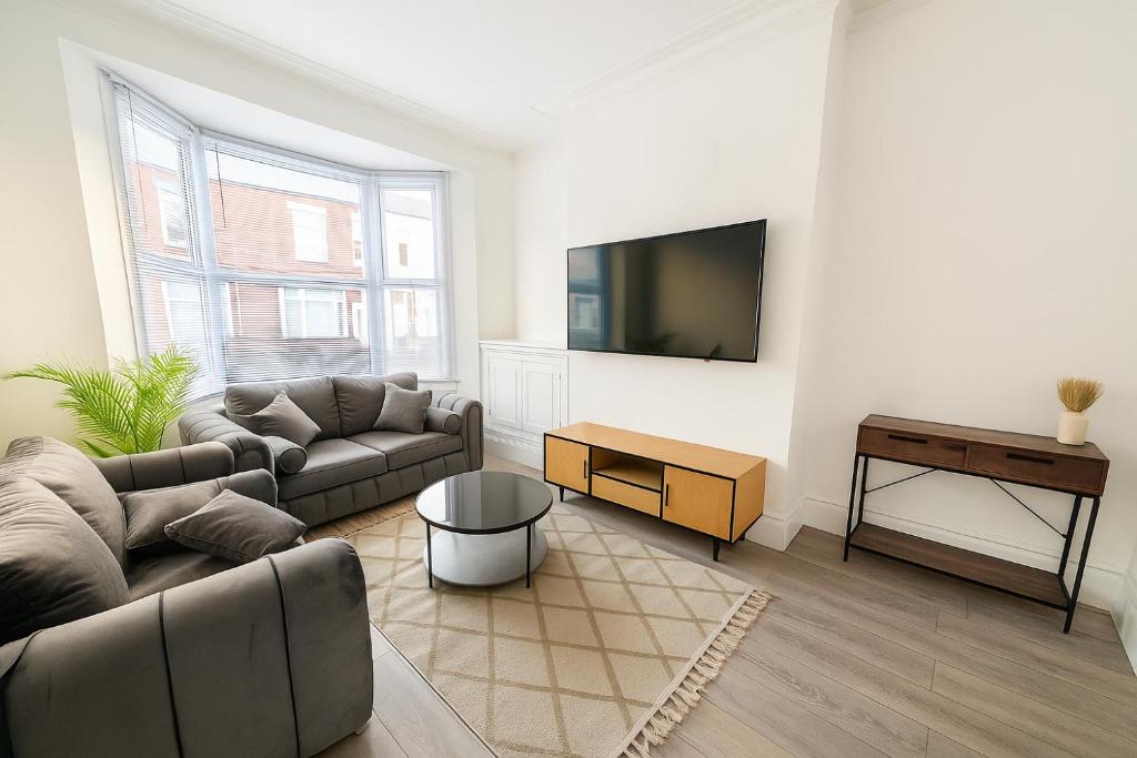 TV a/nebo společenská místnost v ubytování Quiet & Modern 3-Bed Home Near Beach & Marina