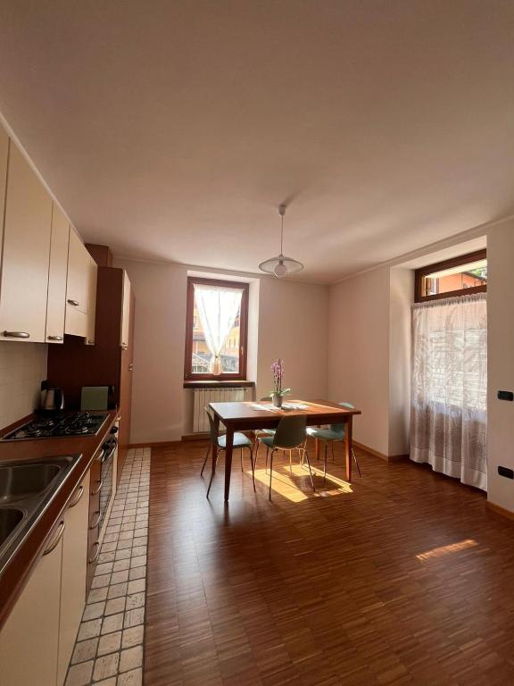 エードロにあるDa Zia Meryのテーブルとダイニングルームのあるキッチン