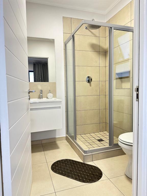 Un baño con ducha, inodoro y lavabo. en Elusive Haven, en Nelspruit