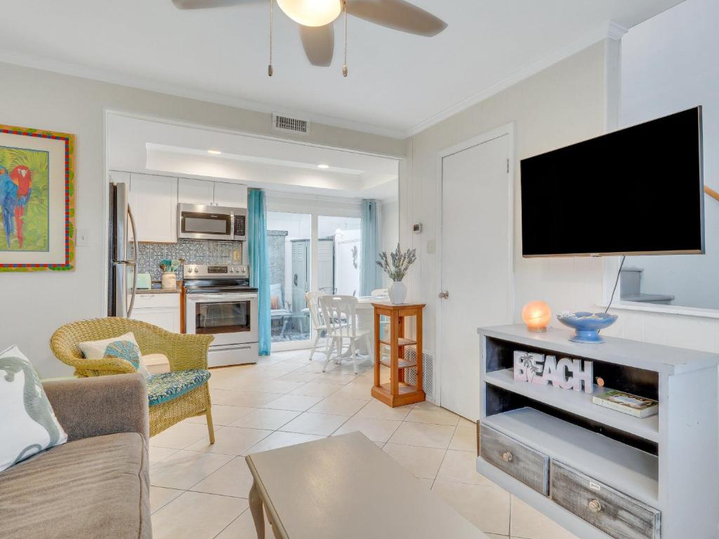 ein Wohnzimmer mit einem Flachbildfernseher an der Wand in der Unterkunft Sea Stallion in Tybee Island