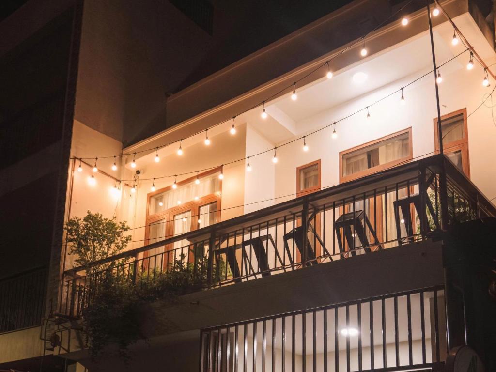 einen Balkon eines Gebäudes mit Beleuchtung in der Unterkunft N&N Modern House-3BRs-Mini Golf-Bida-5mins walk to My Khe Beach in Đà Nẵng
