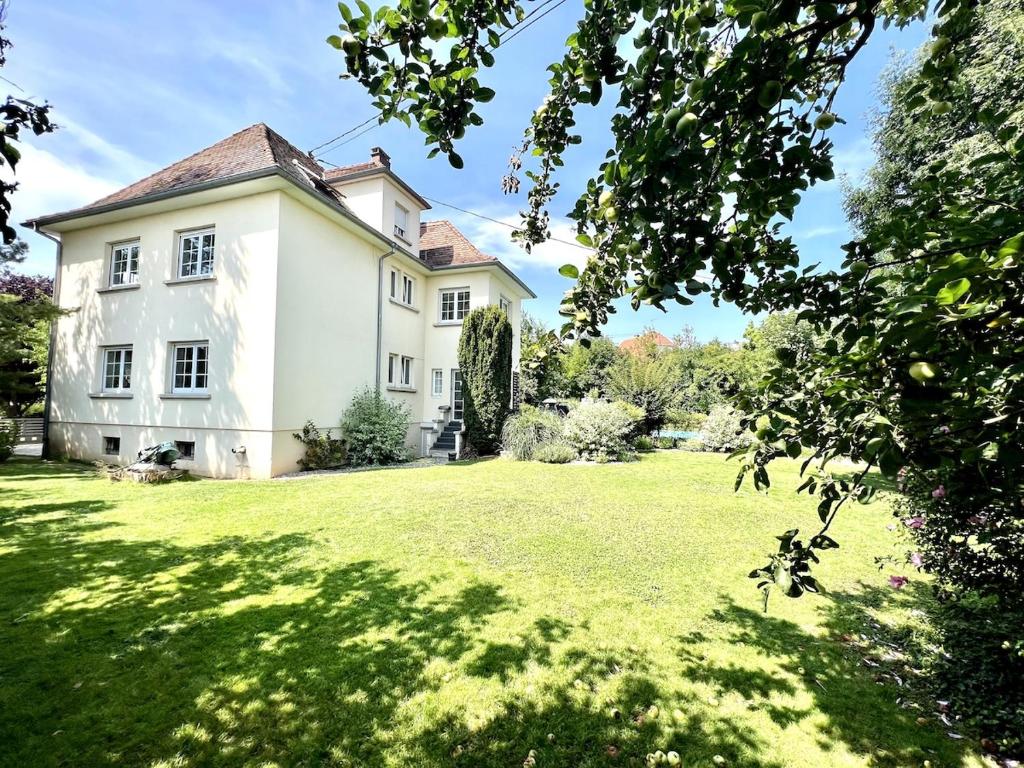 an exterior view of a house with a large yard at Villa piscine privée 8-10 pers Strasbourg 10 min in Mundolsheim