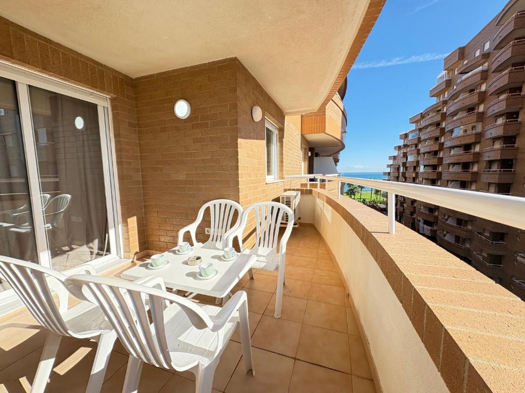 Un balcón o terraza en ACV - Costa Marina II -1ª línea planta 5 sur