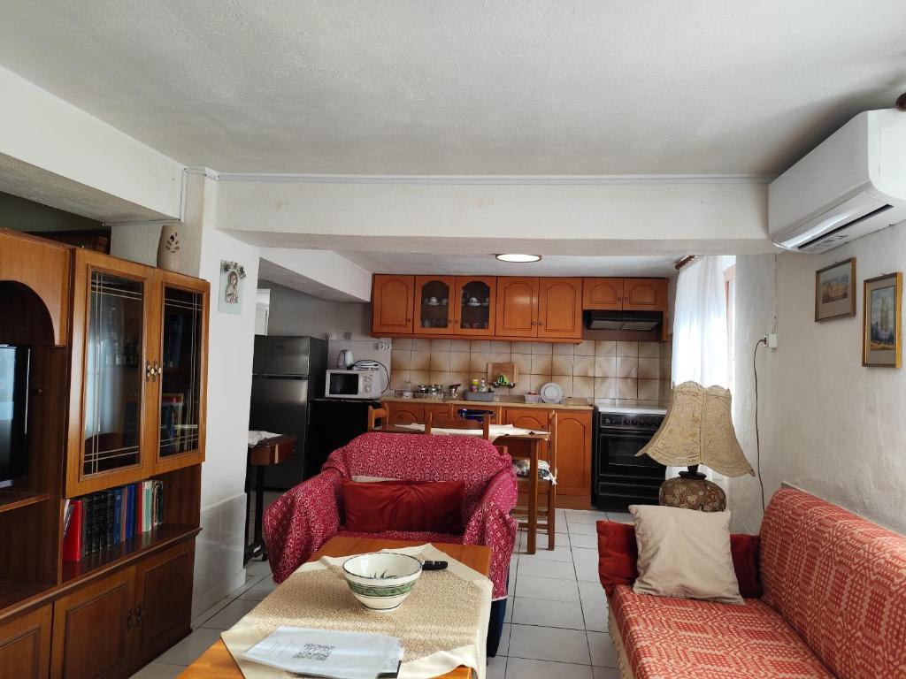 un salon avec un canapé et une table dans l'établissement Jennys Vintage Studio - Motorcycle Friendly, à Dráma