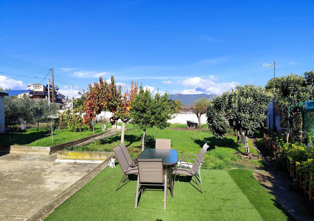 a table and chairs sitting on the grass at Jennys Vintage Studio - Motorcycle Friendly in Drama