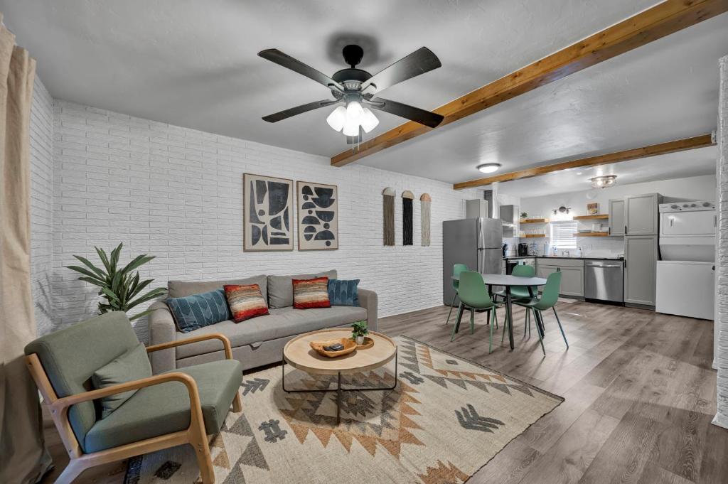 Una sala de estar con un sofá y un ventilador de techo. en Tranquil Retreat in Stillwater - Free Parking & Reliable WiFi, en Stillwater