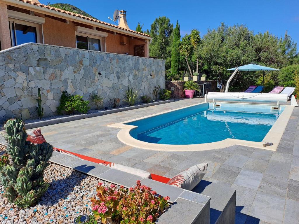 Πισίνα στο ή κοντά στο Villa Cutalello coté montagne Calenzana