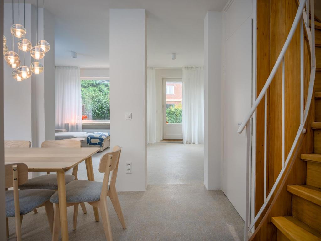 Gardenholm im Süden von Westerland في فيسترلاند: غرفة طعام بها طاولة وكراسي