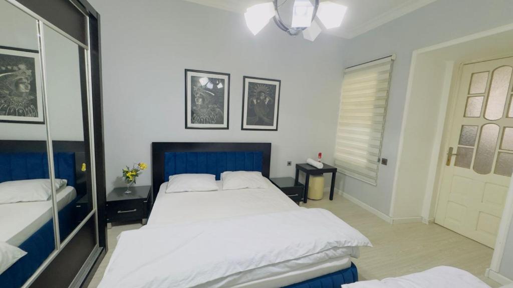 Postel nebo postele na pokoji v ubytování Skynex Apartment