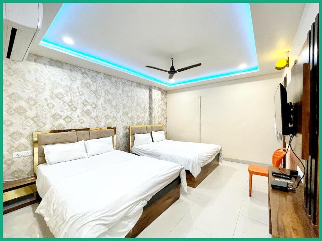 Ένα ή περισσότερα κρεβάτια σε δωμάτιο στο Hotel Upajivan RudraInn Near vishwanath temple # Free wifi # Lift - Best Premium Hotel