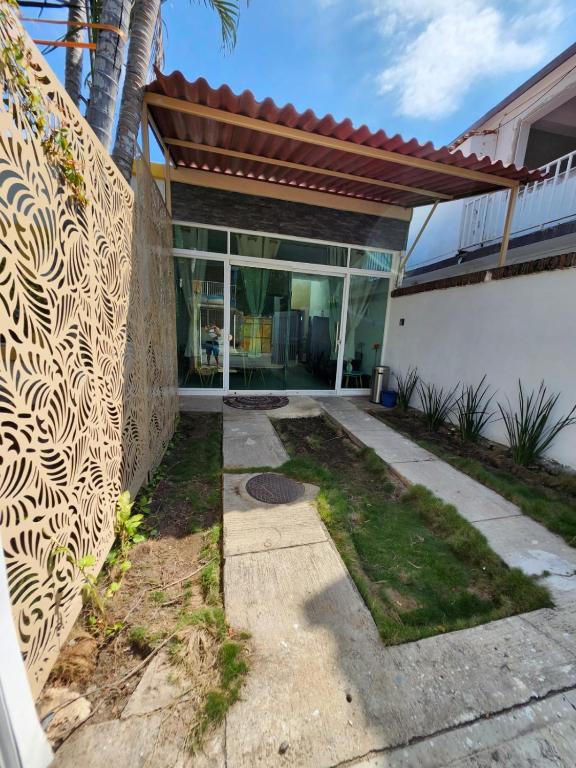 ein Haus mit einem Zaun davor in der Unterkunft Casa Elbatros in Manzanillo