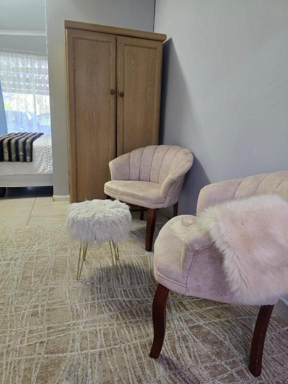 Posezení v ubytování Glow Levels Guest House