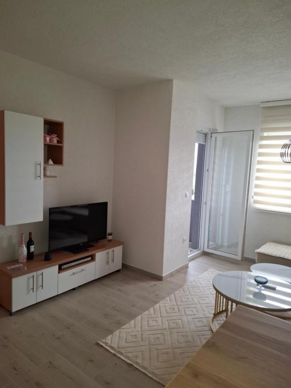 Μια τηλεόραση ή/και κέντρο ψυχαγωγίας στο Apartman na dan Brcko