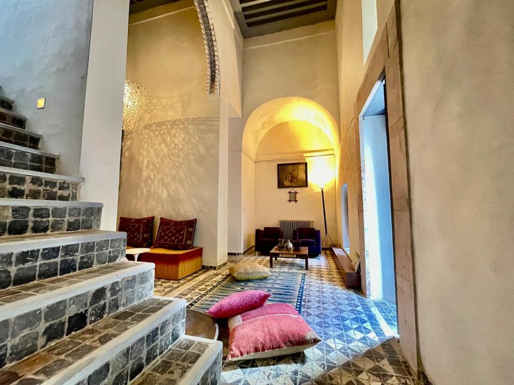 Suite John Pawson Dar Kiki Medina, Tunis في تونس: ممر به درج ووسائد في مبنى