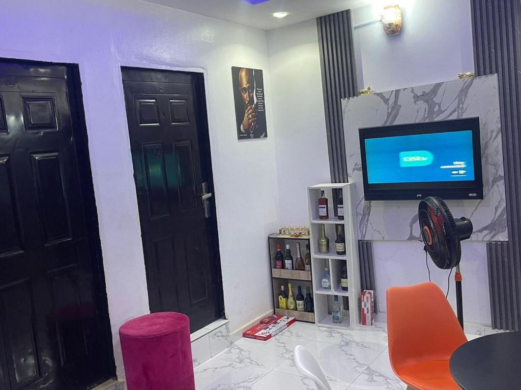 Μια τηλεόραση ή/και κέντρο ψυχαγωγίας στο ROSE 40S Apartment