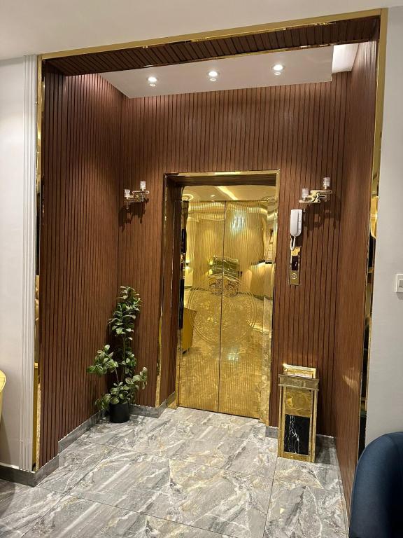 una hall con ascensore e porta a vetri di شقق شعاع السوداء a Abha