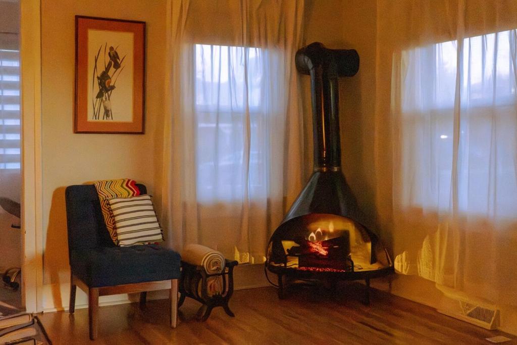 Гостиная зона в Sweetheart City Retreat - Hot Tub & Vintage Vibes