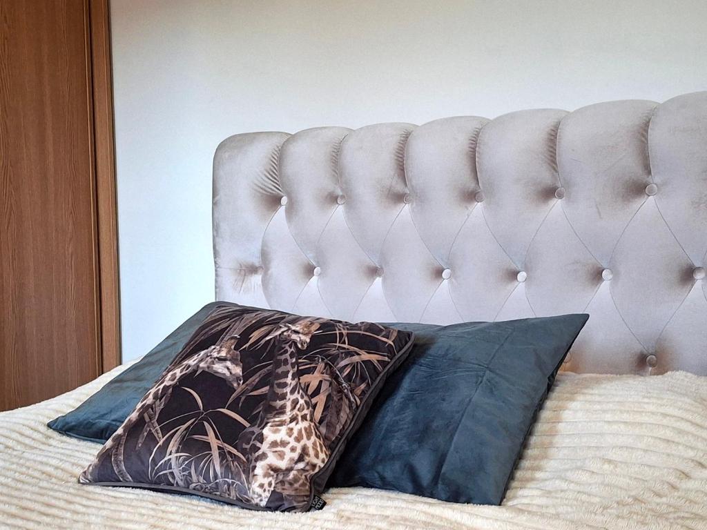 - un lit avec une tête de lit et un oreiller dans l'établissement Cozy Studio in Vilnius Old Town, à Vilnius