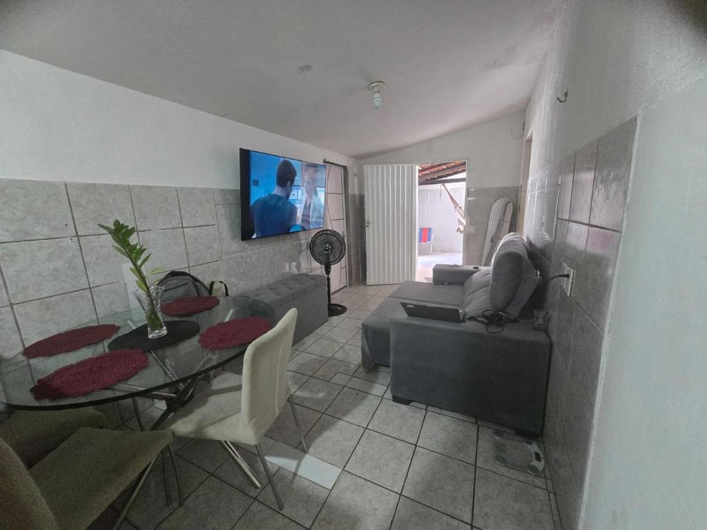 TV a/nebo společenská místnost v ubytování Aluguel de quarto duplo por diária ou temporada próximo a 5 minutos do aeroporto e 9 minutos da rodoviaria