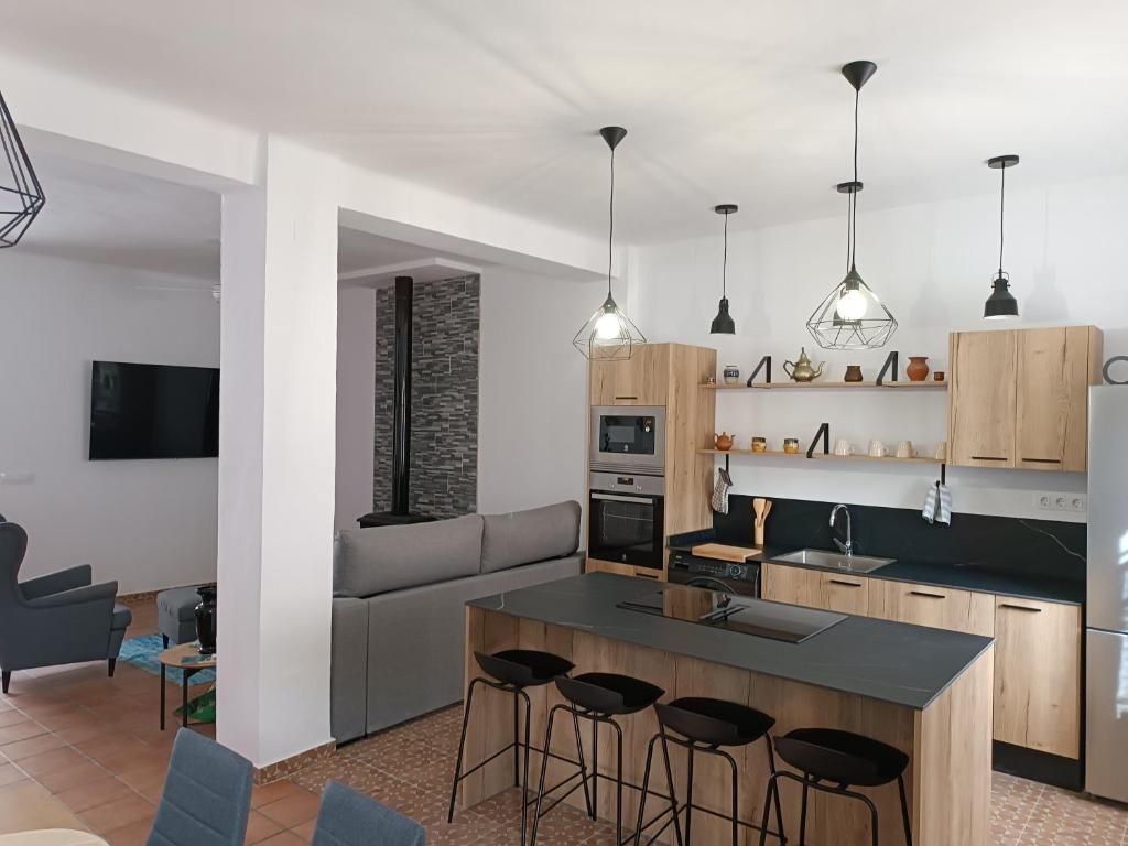 une cuisine et un salon avec une table et des chaises dans l'établissement Casa Caldereta, à Ayelo de Rugat