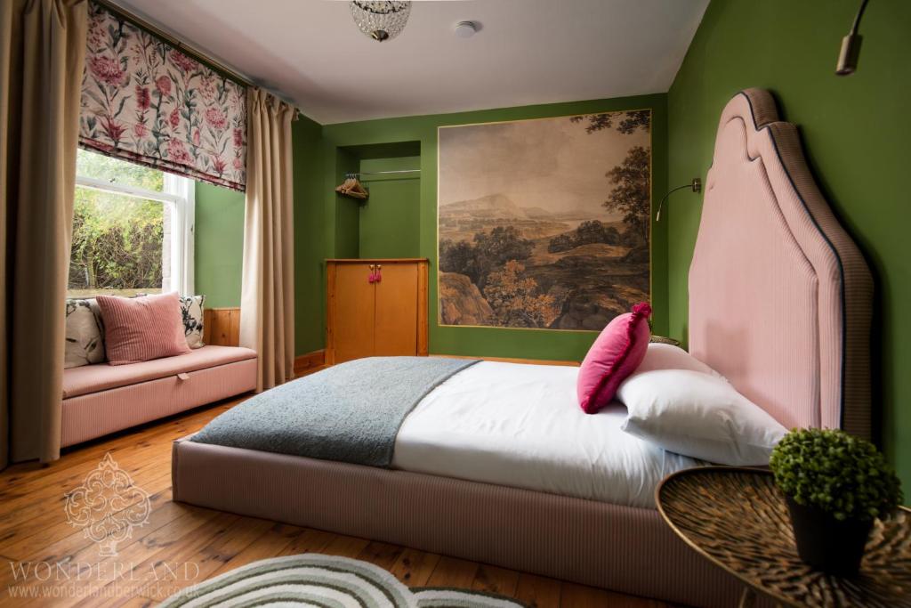 Ένα ή περισσότερα κρεβάτια σε δωμάτιο στο Wonderland Berwick 5-bedrooms Pet-friendly cottage with the Hot tub