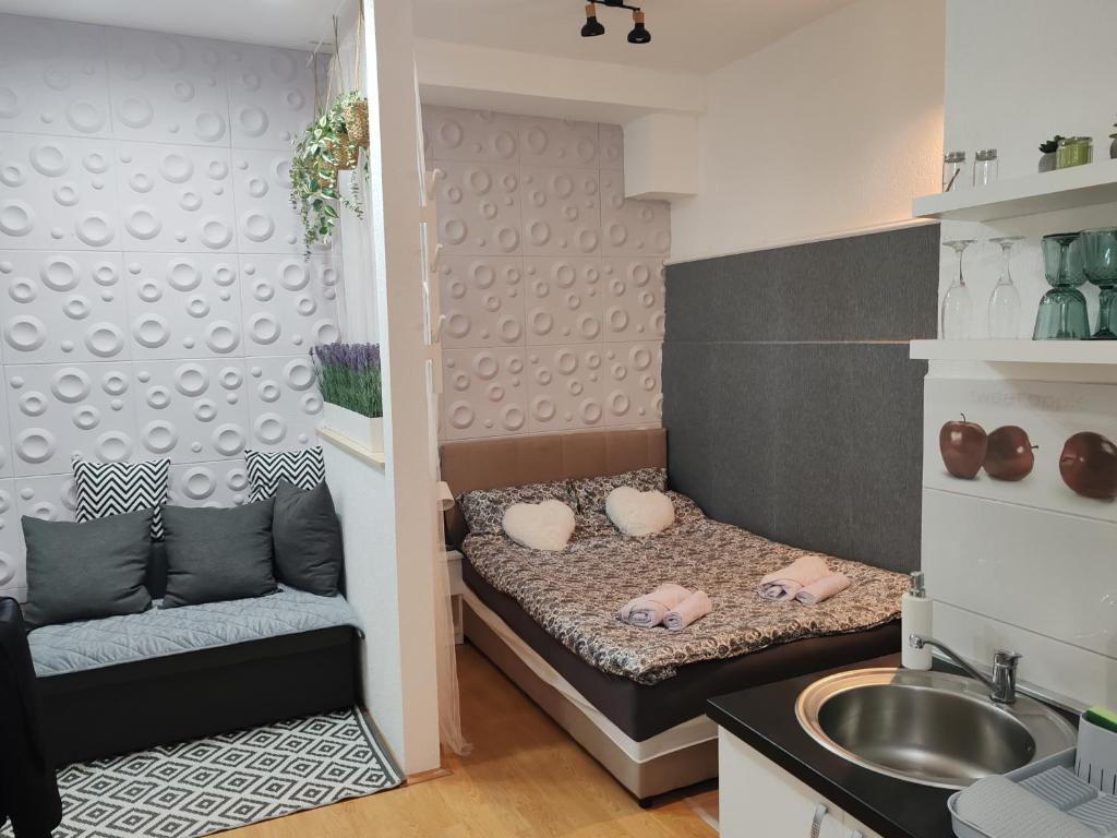 a small room with a bed and a sink at Isi beauty in Jagodina