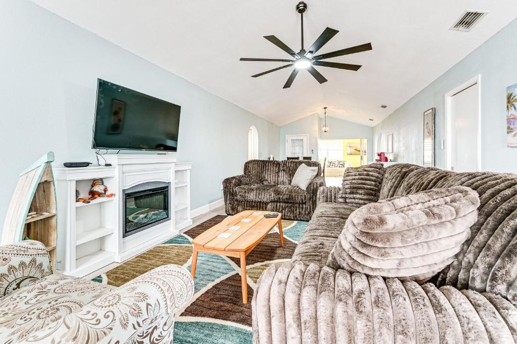 TV a/nebo společenská místnost v ubytování Canal-Front Home with Boat Dock and Lanai in Hudson