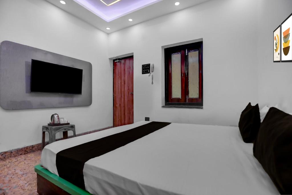 TV a/nebo společenská místnost v ubytování Hotel O Raj Mahal INN