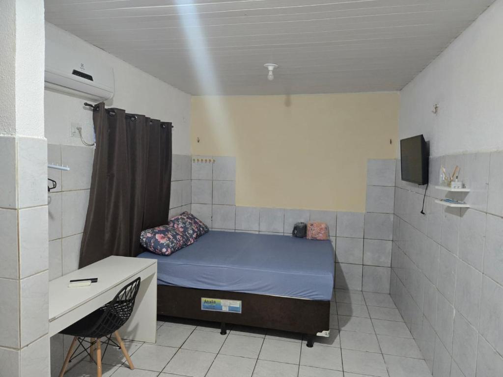 Una televisión o centro de entretenimiento en Aluguel de Quarto Triplo a 5 minutos do aeroporto e 9 minutos do terminal rodoviario