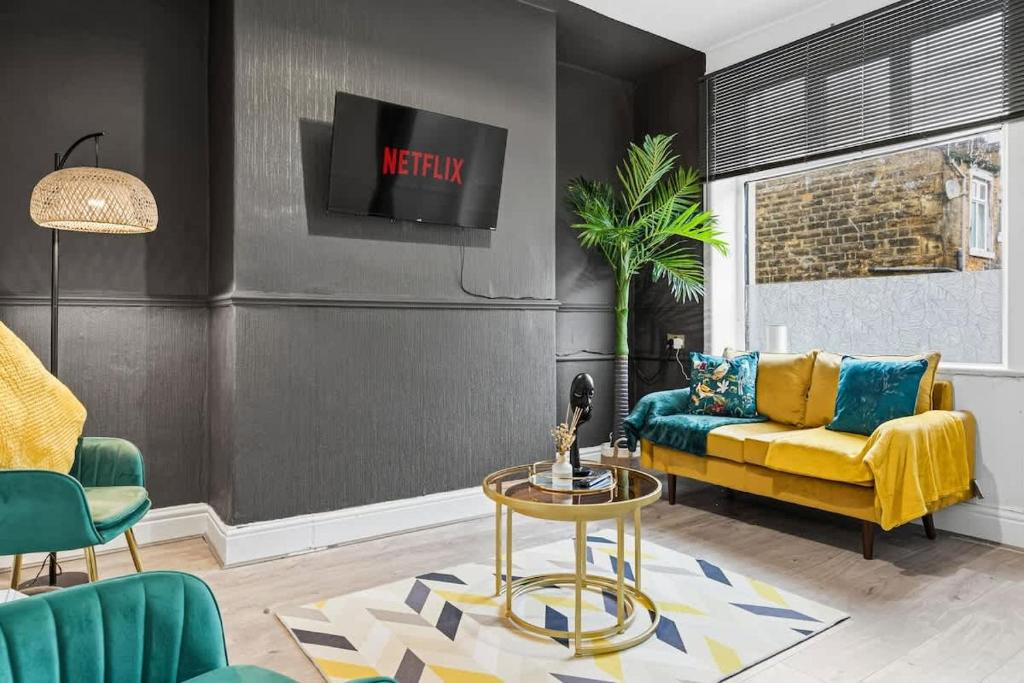 Et opholdsområde på 2-Bed House - Contractors & Families