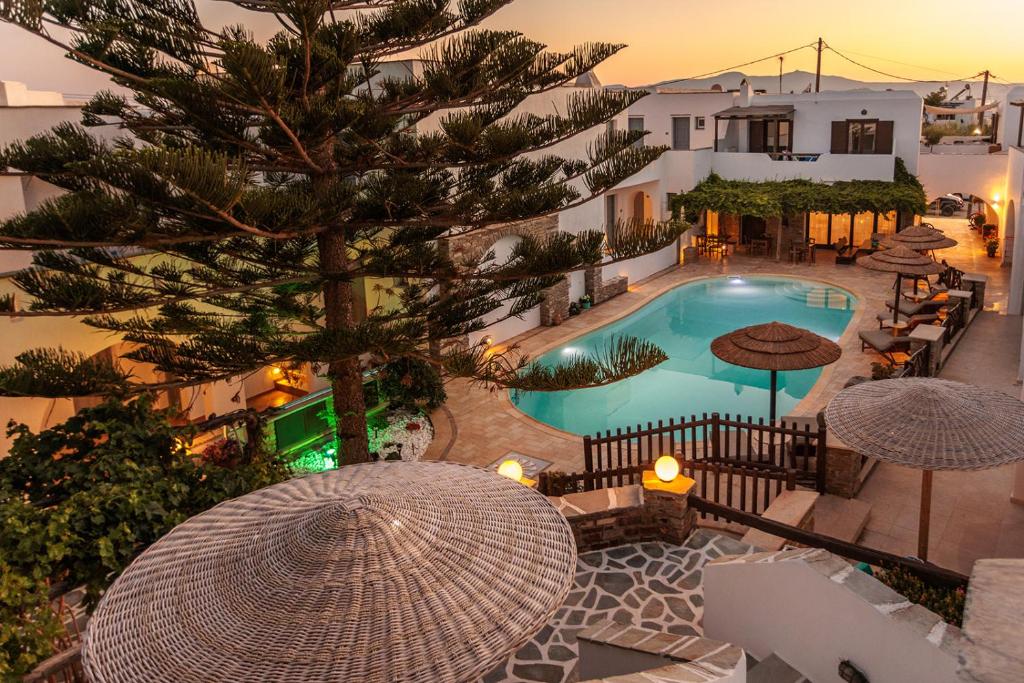 eine Draufsicht auf einen Swimmingpool mit Sonnenschirmen in der Unterkunft Anemomilos Beach hotel in Agia Anna