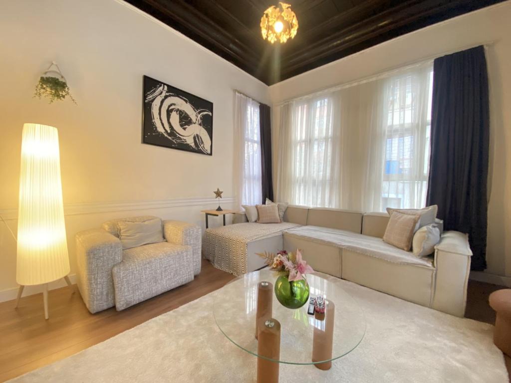 een woonkamer met een bank en een tafel bij Charming Historic Balat House 2 Floors • 5 BR in Istanbul