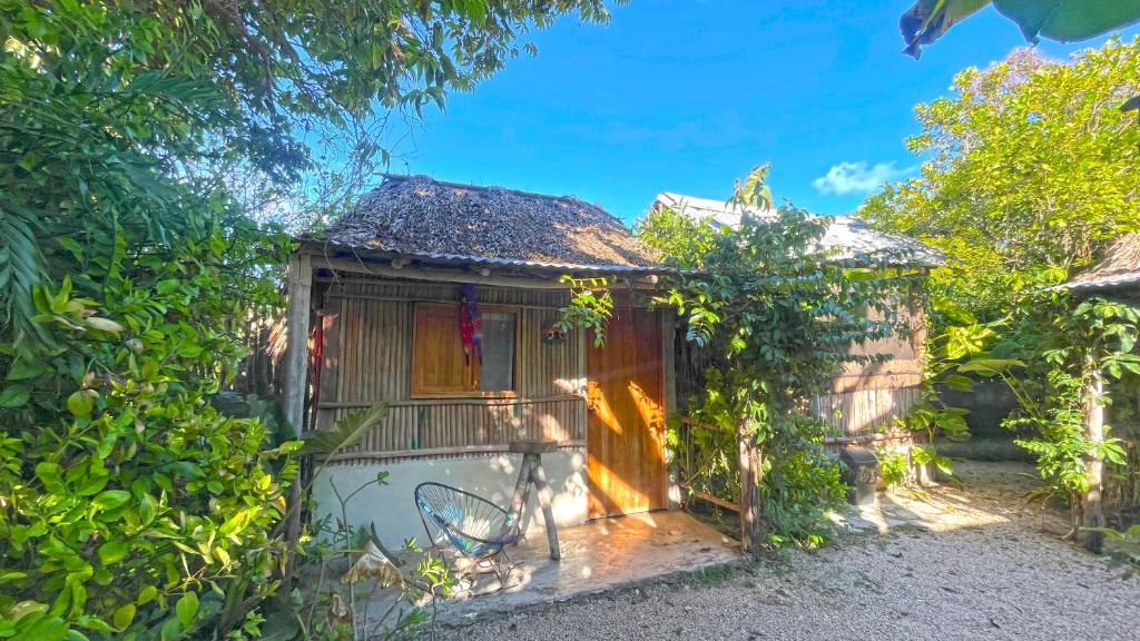 バカラルにあるCabañas Alma Verdeの庭の鳥かごの外からの眺め