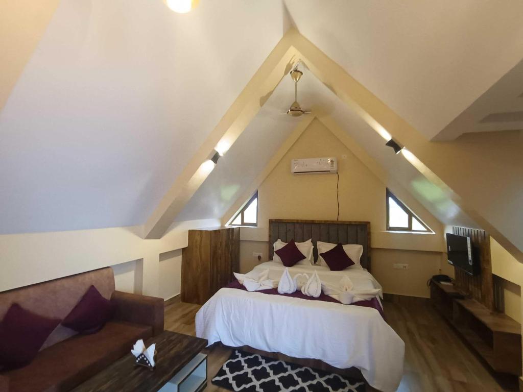 Postel nebo postele na pokoji v ubytování Hotel O AAHELI RESORT Kanchrapara