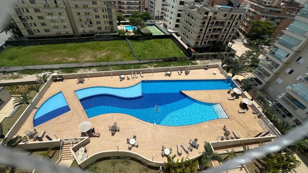 une vue aérienne d'une piscine dans une ville dans l'établissement Lindo apto com vista para o mar, à Guarujá
