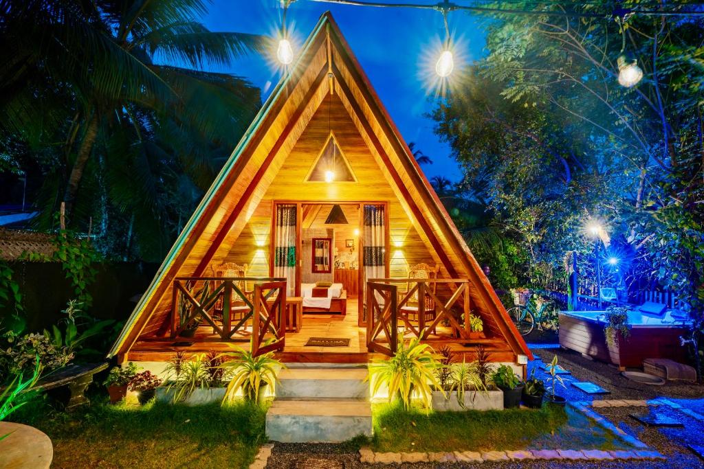 Un jardín fuera de Breeze Over Paddy Field Cabana