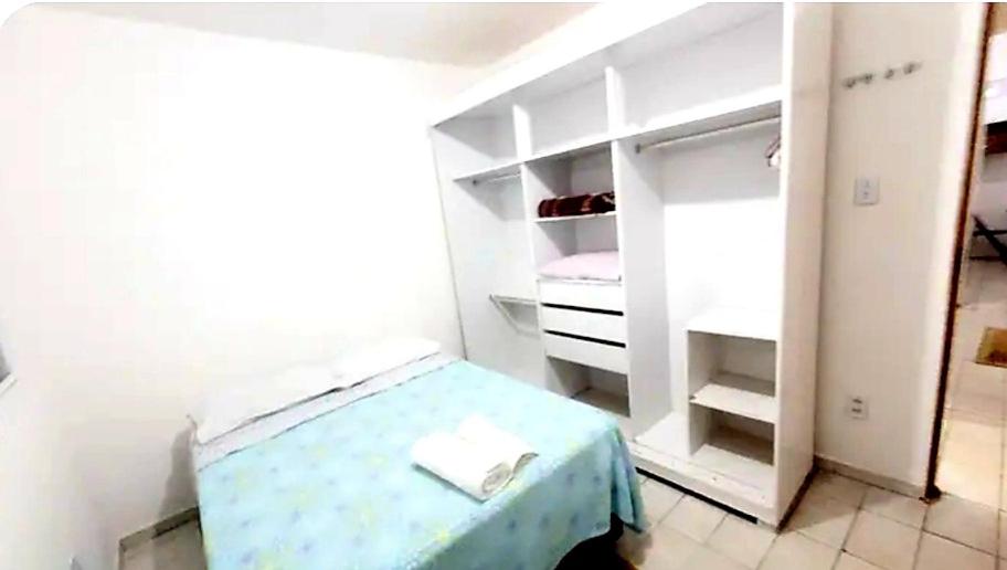 Casa aero في كامبيناس: غرفة صغيرة بها سرير وخزانة