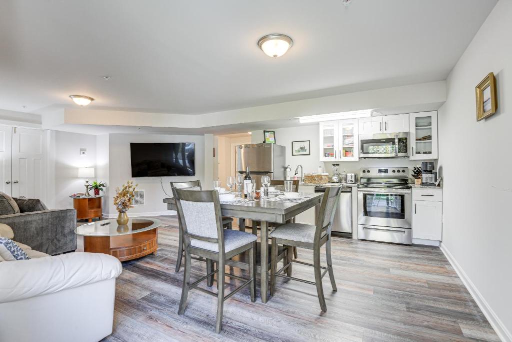 eine Küche und ein Wohnzimmer mit Tisch und Stühlen in der Unterkunft Suburban Comfort in Bowie! Apartment with Patio in Bowie