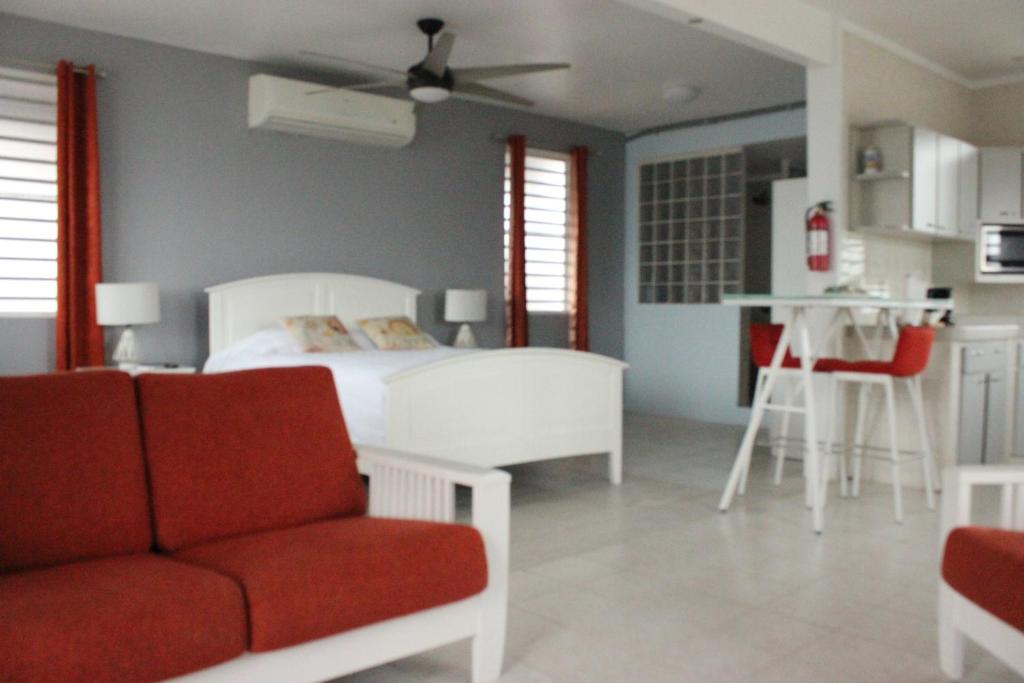Cet appartement comprend une chambre avec un lit et un canapé ainsi qu'une cuisine. dans l'établissement Casa Iliria Apartments walking distance to Boquerón, à Boqueron